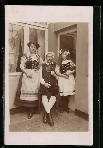 AK Paar mit Tochter in bayerischen Trachten