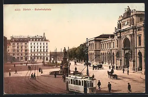 AK Zürich, Bahnhofplatz mit Hotel Royal, Brunnen und Strassenbahn