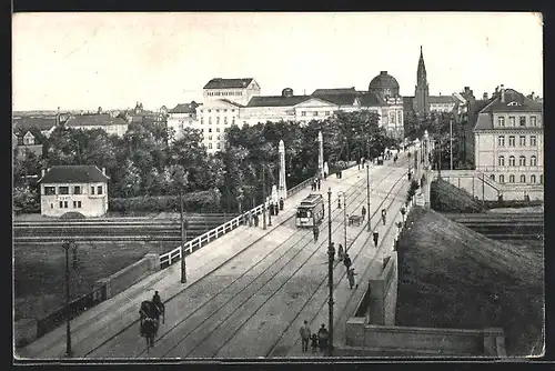 AK Posen / Poznan, Theaterbrücke mit Strassenbahn und Passanten