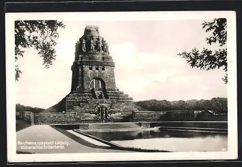 AK Leipzig, Völkerschlachtdenkmal mit Teich