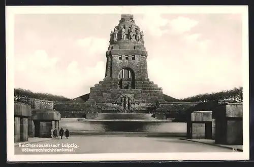 AK Leipzig, Völkerschlachtdenkmal mit Besuchern