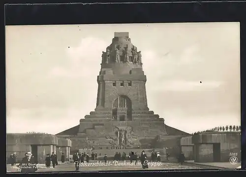 AK Leipzig, Völkerschlachtdenkmal mit Besuchern