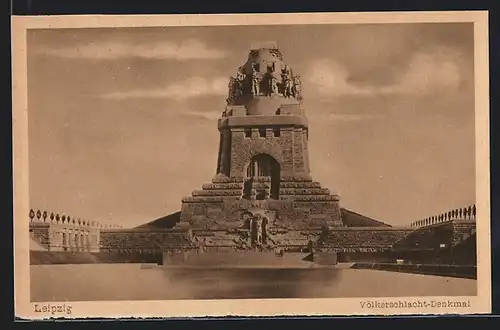 AK Leipzig, Völkerschlachtdenkmal mit Teich