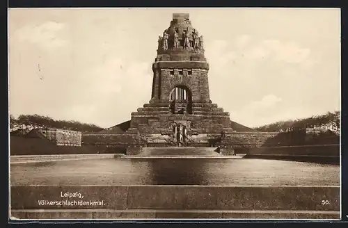 AK Leipzig, Völkerschlachtdenkmal mit Teich