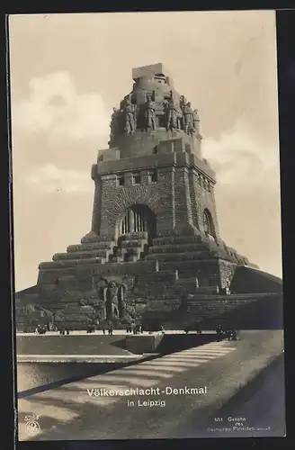 AK Leipzig, Völkerschlachtdenkmal mit Besuchern