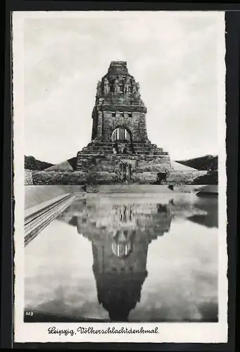 AK Leipzig, Völkerschlachtdenkmal mit Teich