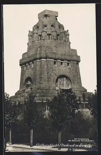 AK Leipzig, Völkerschlachtdenkmal mit Strassenpartie