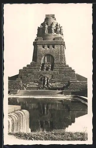 AK Leipzig, Völkerschlachtdenkmal mit Teich