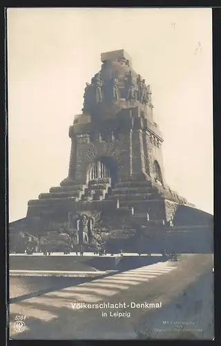AK Leipzig, Völkerschlachtdenkmal mit Besuchern