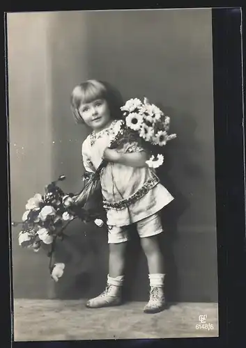 Foto-AK GL Co: Kind im Sommerdress mit Blumensträussen
