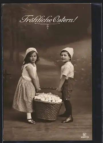 Foto-AK GL Co: Kleines Paar mit grossem Eierkorb, Ostergruss