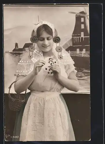 Foto-AK GL Co: Holländisches Mädchen beim Blumenorakel, Windmühle