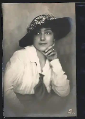 Foto-AK GL Co: Junge Dame mit blumenverziertem Hut