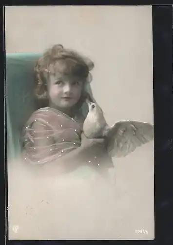 Foto-AK GL Co: Kleines Mädchen mit weisser Taube in der Hand