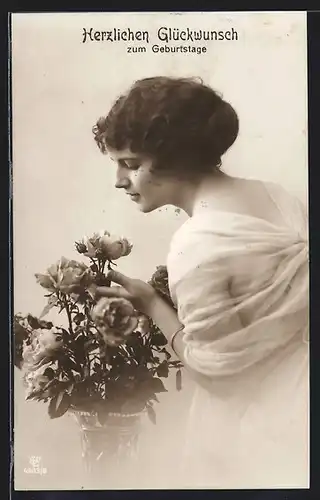 Foto-AK GL Co: Junge Dame mit Rosen, Geburtstagsgruss