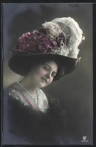 Foto-AK GL Co: Lächelnde Dame mit opulentem Hut