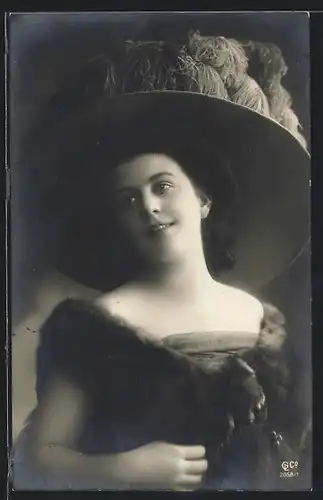 Foto-AK GL Co: Junge Dame mit Riesen-Federhut