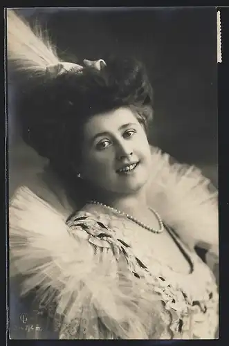 Foto-AK GL Co: Elegante Dame mit Perlenkette und Federhut