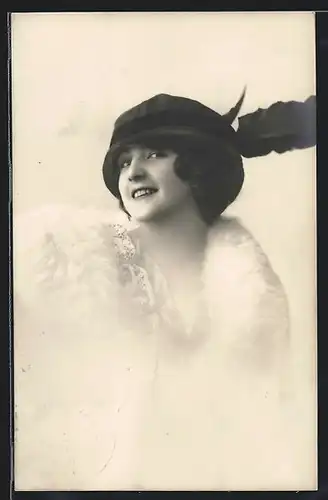 Foto-AK GL Co: Junge Dame mit Hut und weissem Pelz
