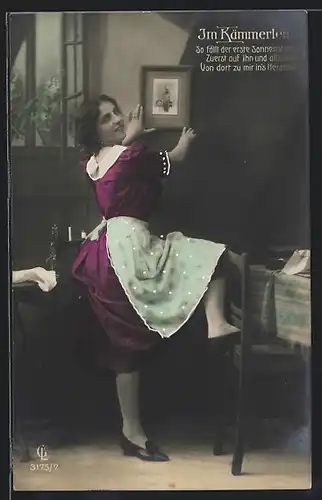 Foto-AK GL Co: Im Kämmerlein, Junge Frau hängt Bild des Geliebten auf
