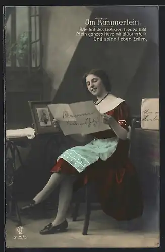 Foto-AK GL Co: Im Kämmerlein, Junge Frau mit Bild und Brief des Geliebten