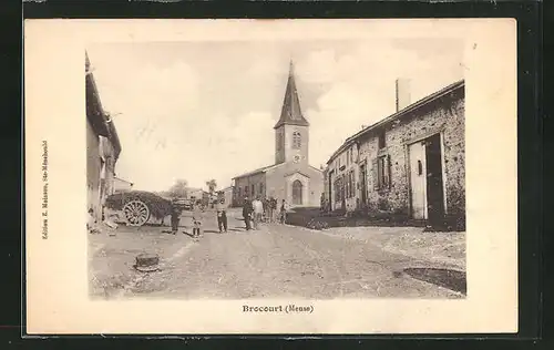 AK Brocourt, Strassenpartie mit Blick zur Kirche