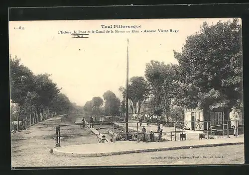 AK Toul, l'Ecluse, le Pont et le Canal de la Marne au Rhin, Avenue Victor Hugo