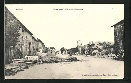 AK Beaumont, Une rue avec bombarde