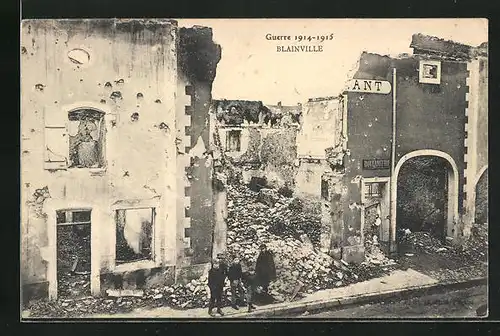 AK Blainville, Kinder vor einer Hausruine