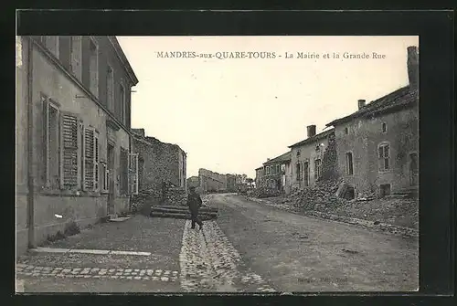 AK Mandres-aux-Quare-Tours, la Mairie et la Grande Rue