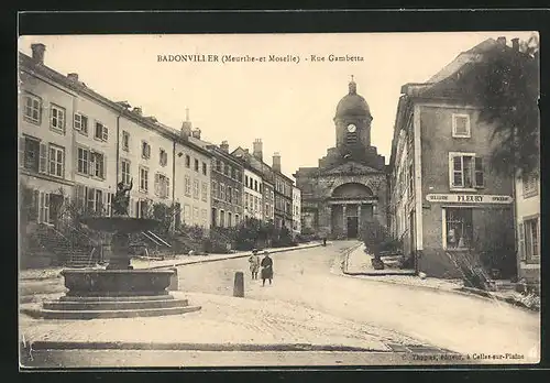 AK Badonviller, Rue Gambetta, Blick vom Brunnen zur Kirche