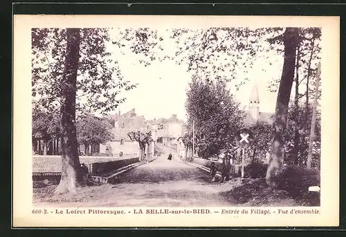 AK La Selle-sur-le-Bied, Entree du Village, Vue d'ensemble