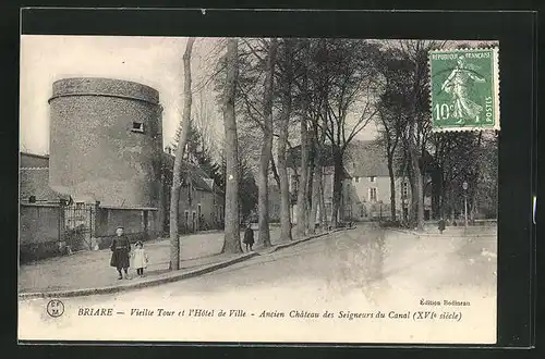 AK Briare, Vieille Tour et l'Hotel de Ville, Ancien Chateau des Seigneurs du Canal