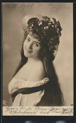 Foto-AK GL Co: Junge Dame mit Strohhut und Blumen im Haar