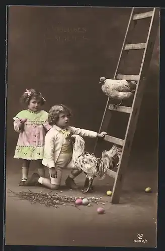 Foto-AK GL Co: Kleines Pärchen mit Hühnern und bunten Eiern