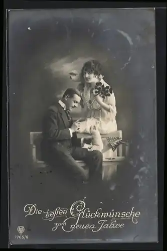 Foto-AK HB: Elegantes Paar mit Stoffschwein, Neujahrsgruss