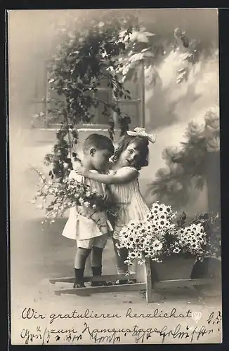 Foto-AK HB: Kleines Paar umarmt sich, Blumenkarre