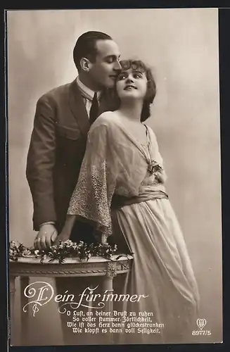 Foto-AK HB: Foto-AK HB: Dein für immer, Elegantes junges Paar steht eng beieinander