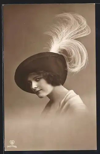 Foto-AK HB: Elegante junge Dame mit Kurzhaarfrisur und Federhut