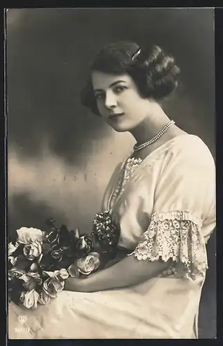 Foto-AK HB: Junge Dame mit Perlenkette und Rosenstrauss