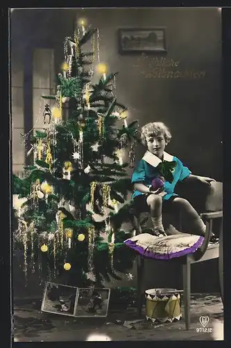 Foto-AK HB: Knabe vor dem Christbaum mit Trommel und Bilderbuch, Weihnachtsgruss