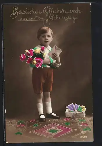 Foto-AK HB: Kleiner Junge mit Rosen und Brief, Geburtstagsgruss