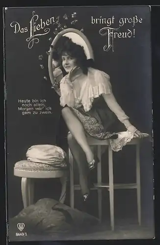 Foto-AK HB: Verliebte junge Dame auf einem Hocker vor dem Spiegel