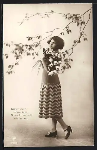 Foto-AK HB: Junge Dame mit Blumenstrauss unter Zweigen