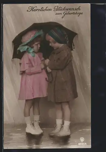 Foto-AK HB: Kleines Paar unter einem Regenschirm, Geburtstagsgruss