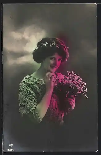 Foto-AK HB: Junge Frau mit Blumenstrauss, Zweifarben-Effekt