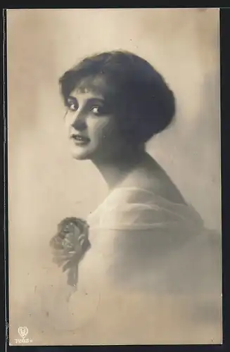 Foto-AK HB: Junge Dame mit Ansteckblume