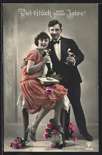 Foto-AK HB: Junges Paar in festlicher Kleidung mit Sektschalen, Neujahrsgruss