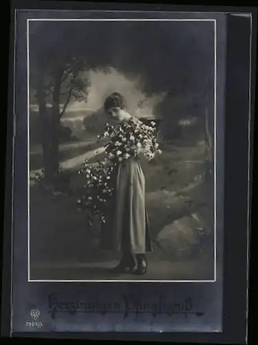 Foto-AK HB Nr. 7903 /5: Pfingstgruss, Frau mit toupierten Haaren und Blumen