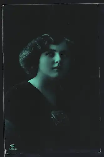 Foto-AK HB Nr. 6360 /2: Junge Frau mit Blume am Kragen